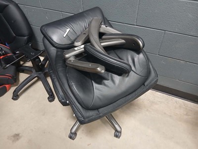 Lot 4300 - Bundle of chair parts