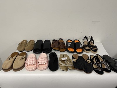 Lot 12x Pairs of sandals in various styles to...