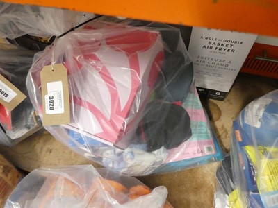 Lot 3020 - Bag of toiletries, electric toothbrushes, etc