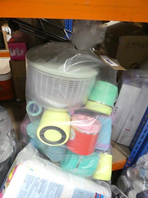 Lot 3022 - Bag of drinking bottles and food containers