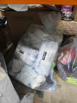 Lot 3024 - Bag of Kirkland anti-bac surface wipes,...