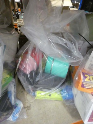 Lot 3025 - Bag of various toiletries, food containers etc