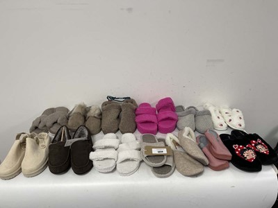 Lot 13x Pairs of slippers in various styles to...