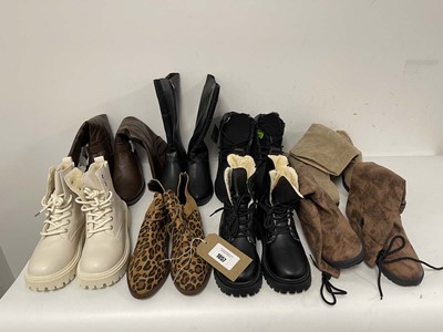 Lot 8x Pairs of boots in various styles to include...