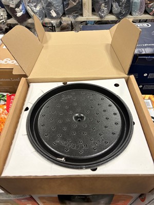 Lot 3060 - 26cm cast iron cooking pot