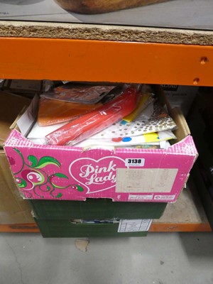Lot 3138 - 3 trays of party accessories to include...