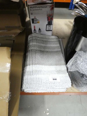 Lot 3141 - Grey and white bath rug