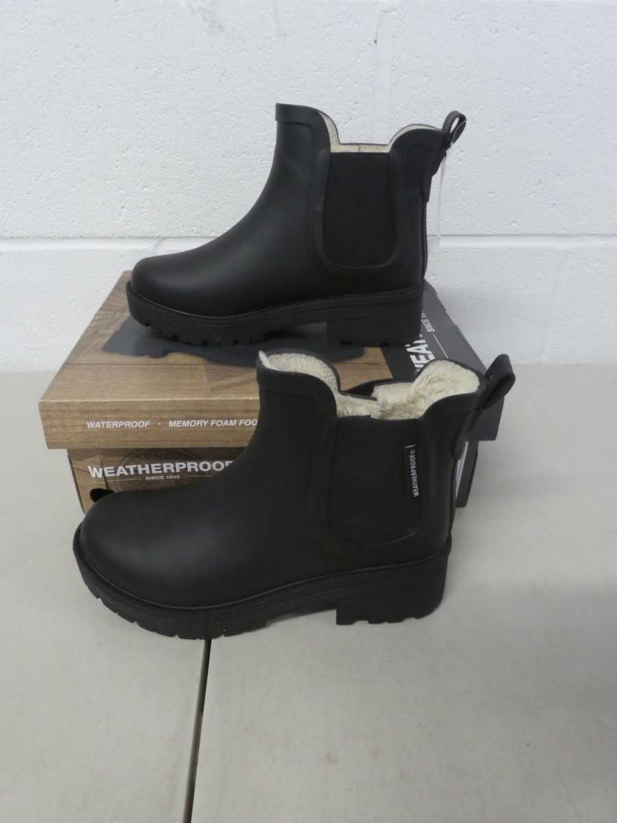 Lot Boxed pair of Weatherproof 'Anna' lined memory...