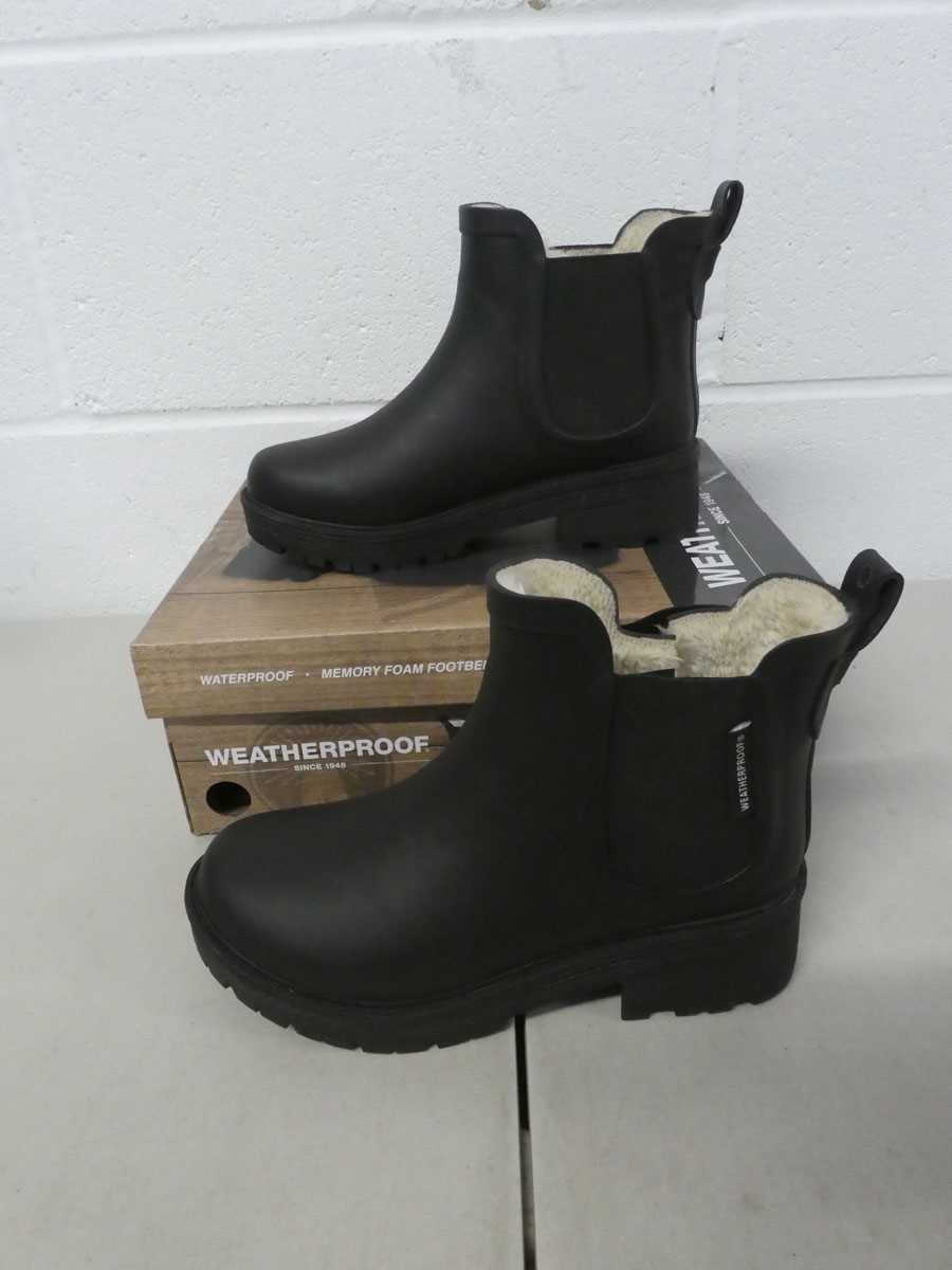 Lot Boxed pair of Weatherproof lined memory foam...