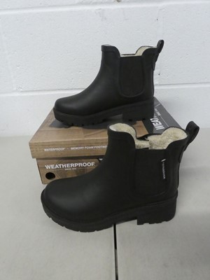 Lot Boxed pair of Weatherproof lined memory foam...