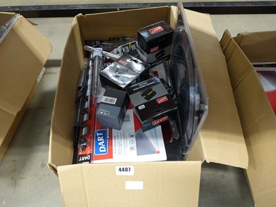 Lot 4407 - Box containing multiple darts, circular saw...