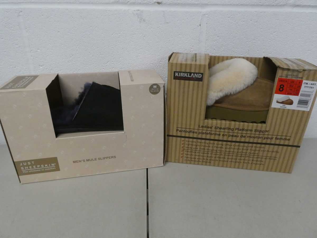 Lot x1 boxed pair of men's Just Sheepskin mule...
