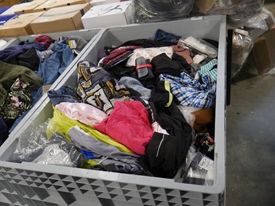 Lot Pallet containing mixed mens and womens clothing