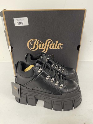 Lot Buffalo gospher hike low trainers in black...