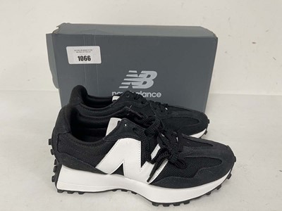 Lot New Balance 327 trainers in black size UK6 -...
