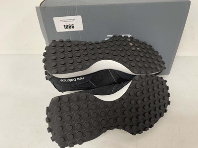 Lot New Balance 327 trainers in black size UK6 -...