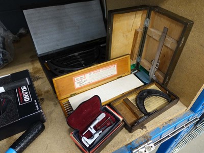 Lot 4510 - Assortment of items to include professional...