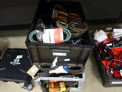 Lot 4534 - 2 crates of fan belts