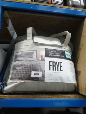 Lot 3265 - 3 piece faux fur comfort set