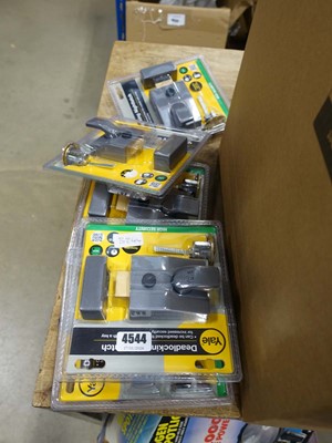 Lot 4544 - 5 Yale dead locking night latches