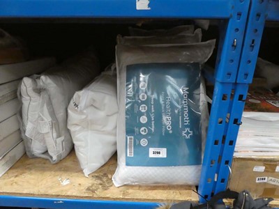 Lot 3290 - 4 Mammoth Health Pro pillows, plus 3 loose...