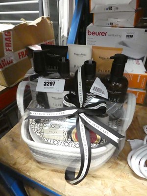 Lot 3297 - Winter in Venice bath set