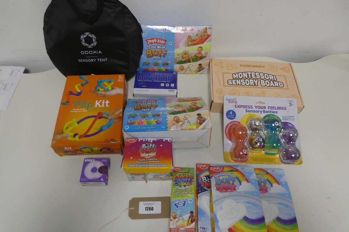 Lot 1260 - Bag of childrens sensory toys incl. Montessori...