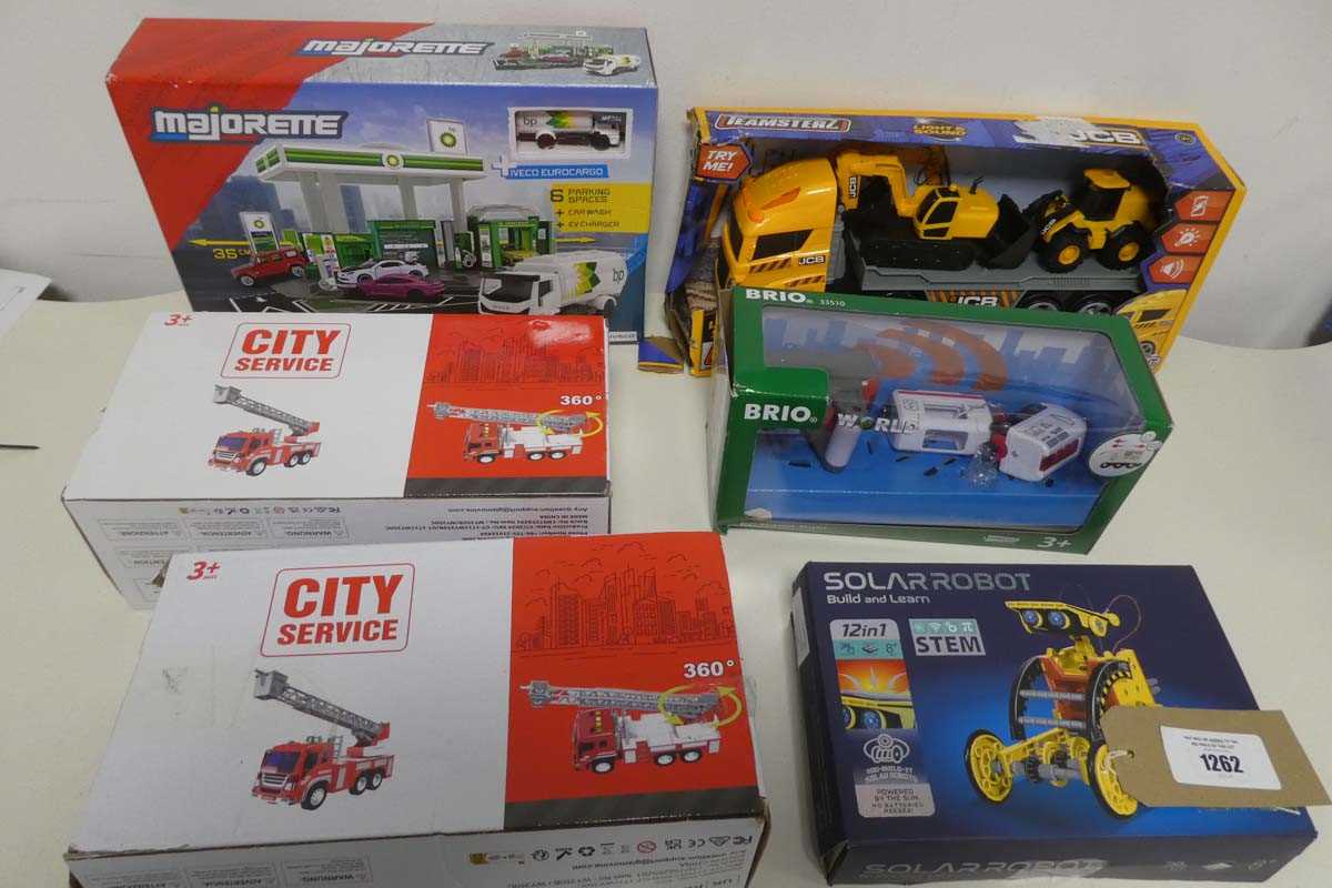 Lot 1262 - Selection of toys incl. Majorette petrol...