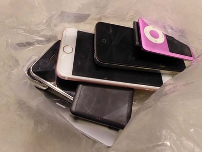 Lot 2598 - Bag containing various Apple iPhones, iPods etc