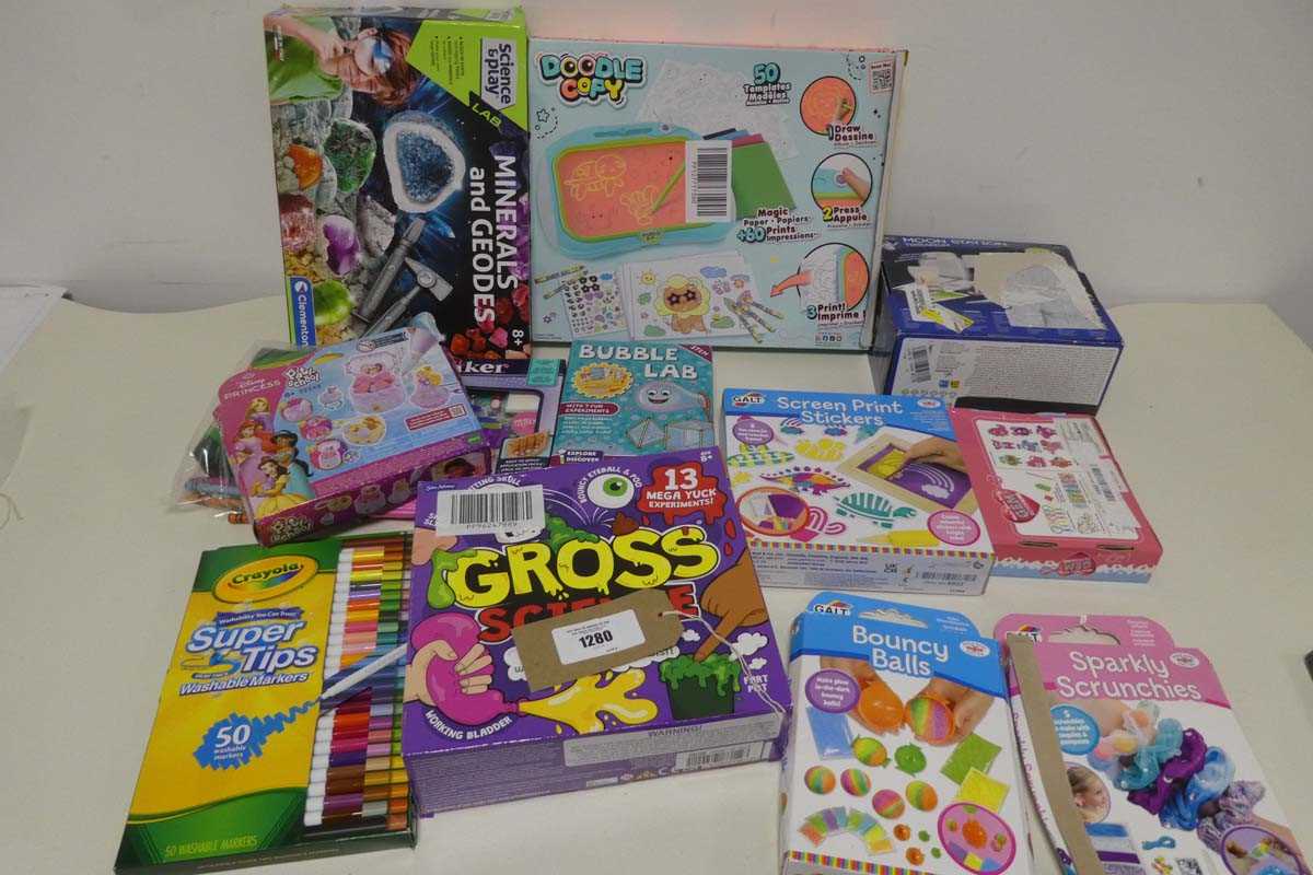 Lot 1280 - Selection of arts and crafts items incl....