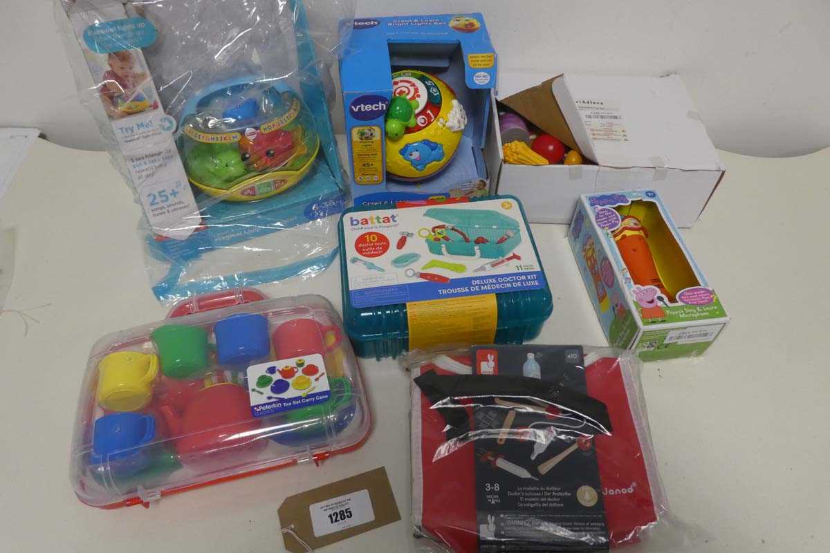 Lot 1285 - Selection of roleplaying and activity toys...