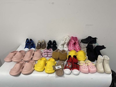 Lot 18x Pairs of children's shoes in various...