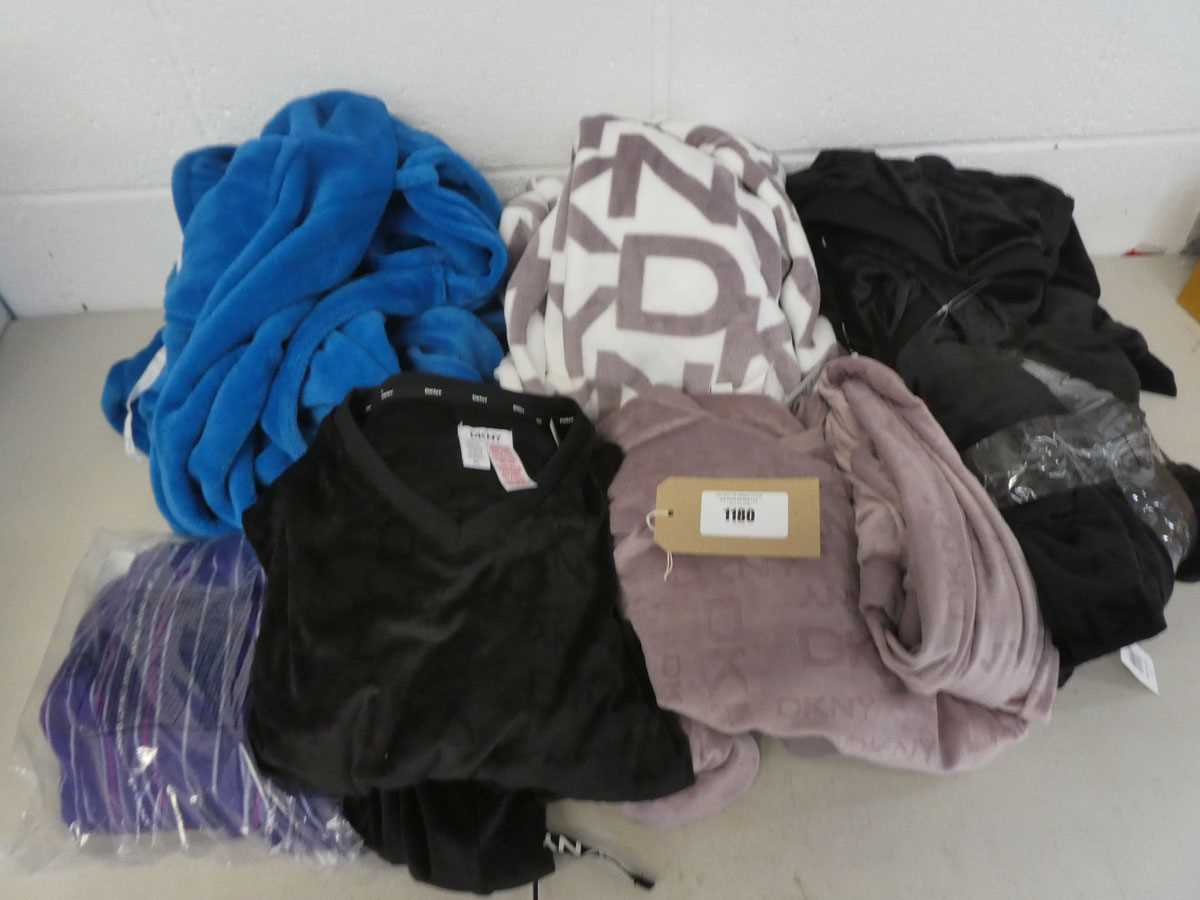 Lot A bag containing a selection of women's...