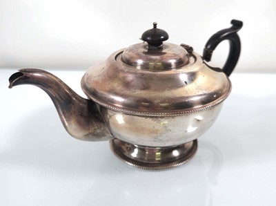 Lot 211 - A George V silver teapot, Birmingham 1931, 397...