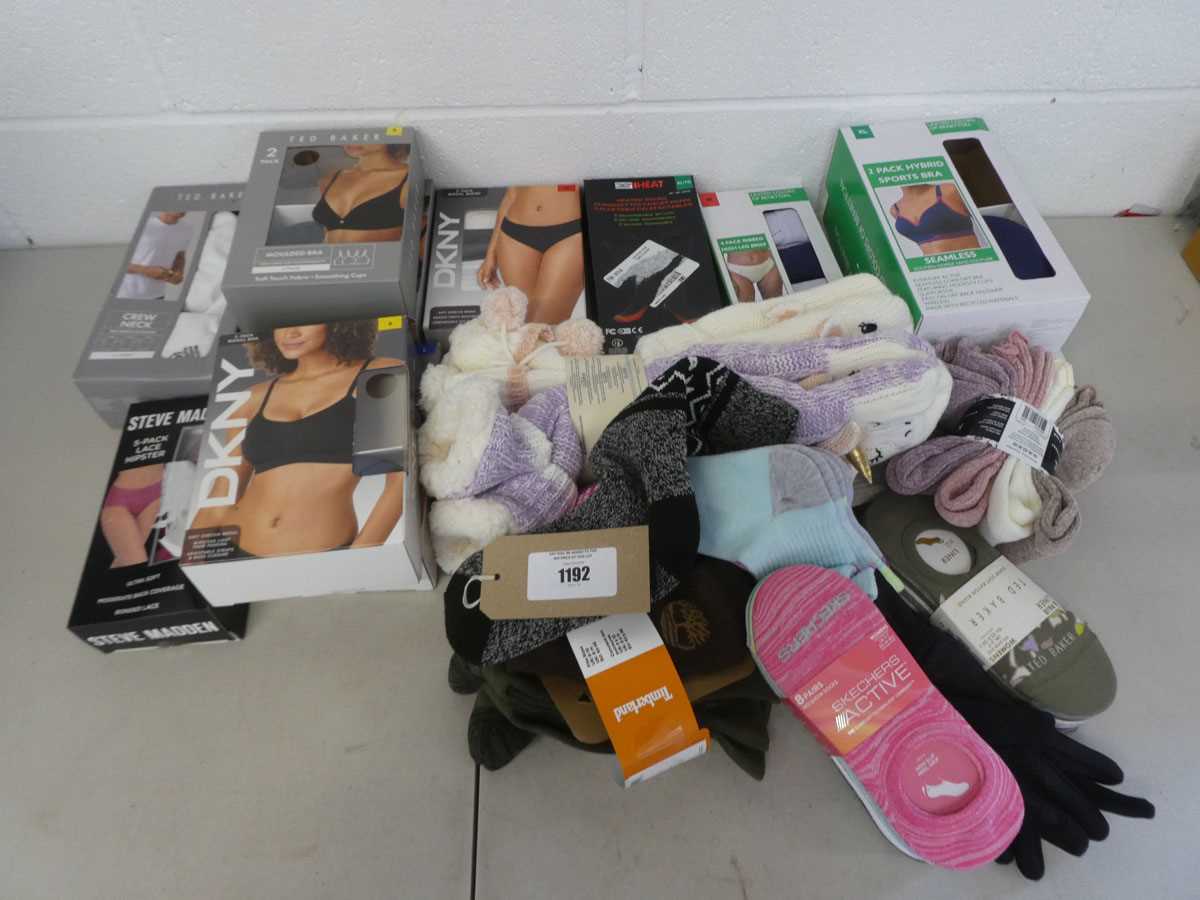 Lot A bag containing a quantity of men's and women'...