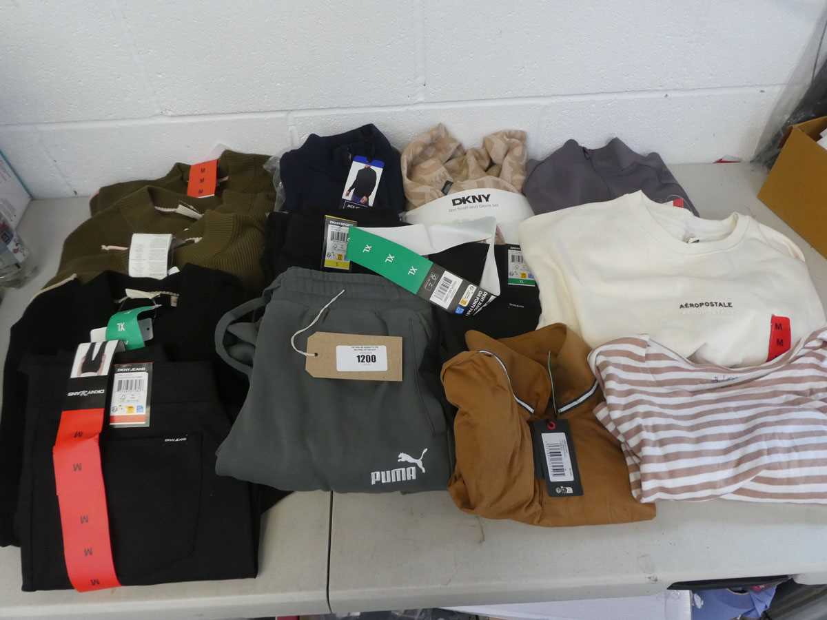 Lot Approx. 15 items of branded clothing to...