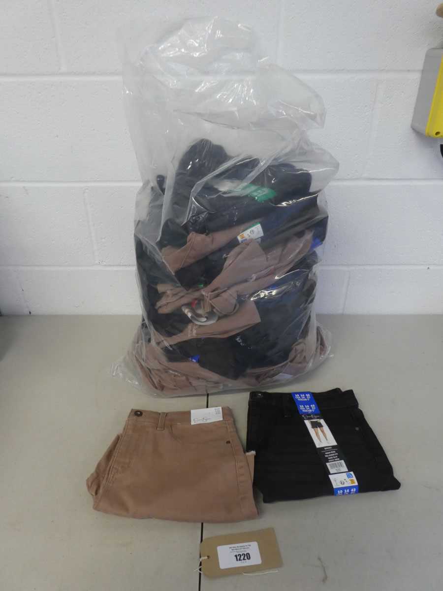 Lot Approx. 25 pairs of women's shorts by Jessica...