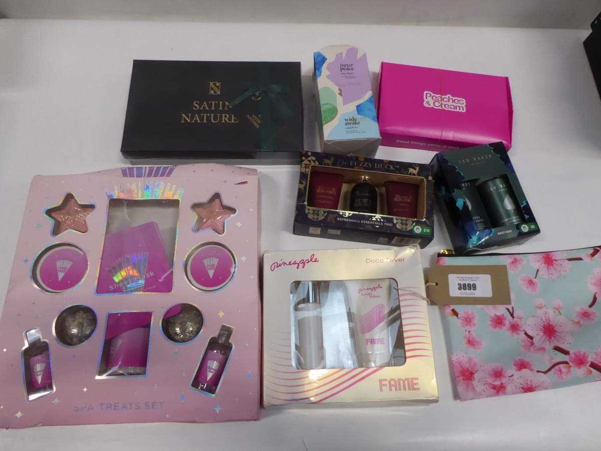 Lot x8 mixed giftsets to include Ted Baker, The...