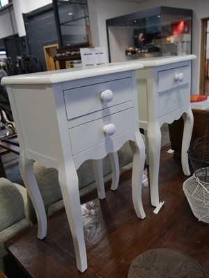 Lot 1522 - Modern pair of white 2 drawer night stands