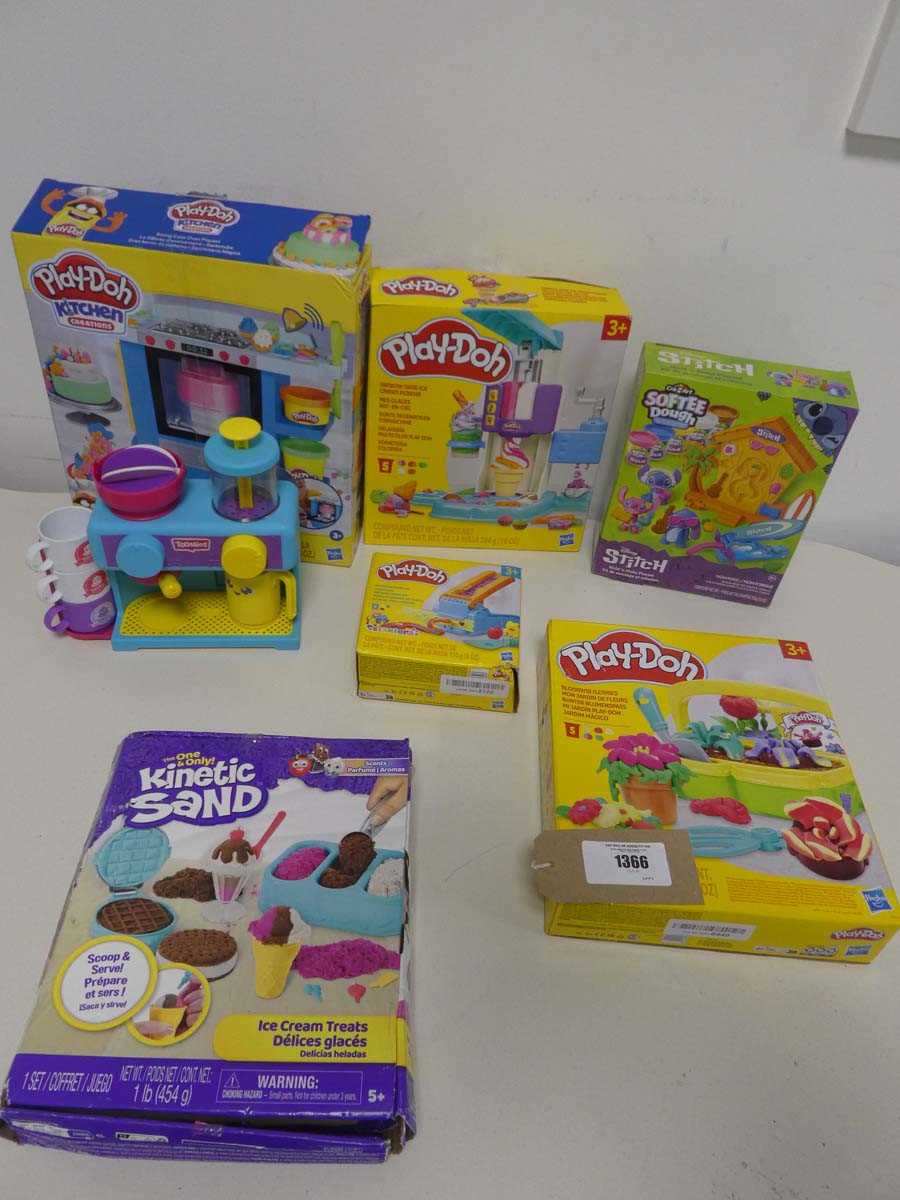 Lot 1366 - Selection of arts and crafts items incl....