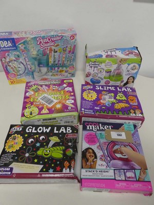 Lot 1367 - Selection of arts and crafts incl. Celementoni...