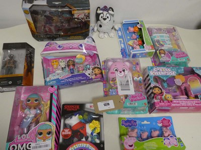 Lot 1379 - Selection of dolls and figures incl. How To...