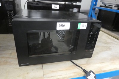 Lot 2039 - Panasonic NN-ST22QB) microwave oven in black,...