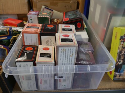 Lot 1587 - Clear plastic box containing various scale...