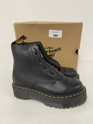 Lot Dr Martens Air Wair sinclair boots in black...