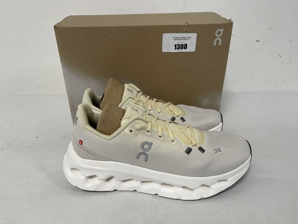 Lot On Cloud Running cloudtilt trainers in castor...