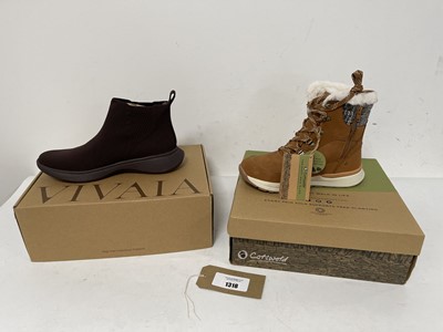 Lot 2x Boxed pairs of boots to include Vivaia UK7...