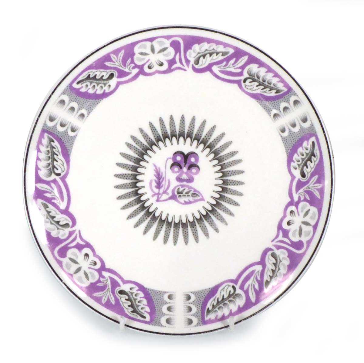 Lot 163 - A Wedgwood porcelain plate designed by Edward...