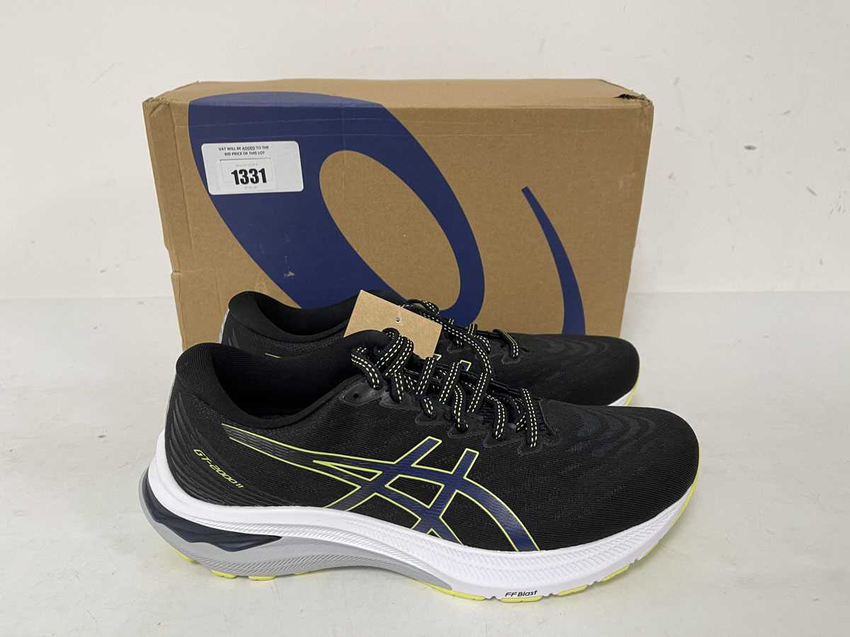 Lot Asics GT-2000 11 trainers in black size UK7 -...