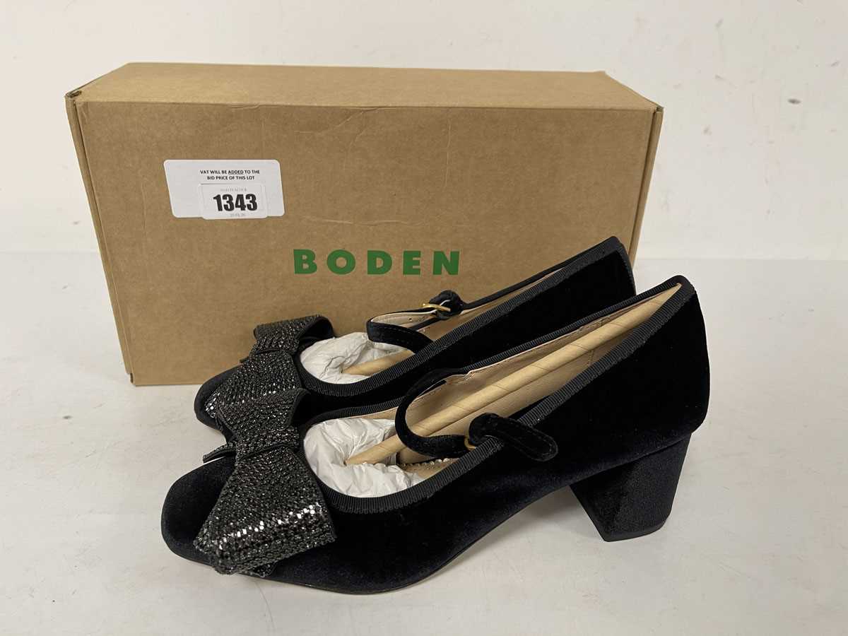 Lot 1343 - Boden velvet bow high heels in black size EU37...